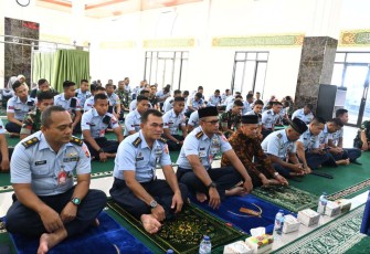 Isra Mi'raj di masjid Baitul Muttaqin Lanud Sutan Sjahrir, Padang, Rabu (12/2)