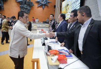 Wamendes Arizal Patria bersalaman dengan Komisi V DPR RI di Jakarta, Rabu (12/2)