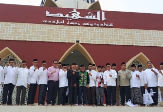 Wali Kota Depok Dr KH Mohammad Idris foto bersama pengurus Masjid Jami' Asy Syahid Kota Depok, Selasa (18/2)