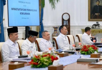 Mentrans M Iftitah Sulaiman Suryanegara mengikuti rapat terbatas bersama presiden Prabowo di istana negara, Selasa (18/2)