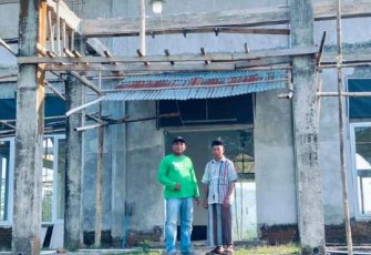 Serda Muhammad Salim bersama pengurus pembangunan masjid