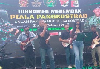 Vocalis Prakarsa Band Ajen Divif 1 Kostrad saat melantunkan lagu semangati peserta lomba menembak Pangkostrad Cup 2025, Cilodong, Sabtu (22/2)