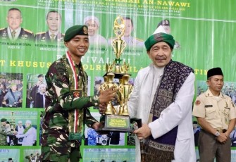 Prajurit Yonarmed 12 Kostrad saat menerima piala