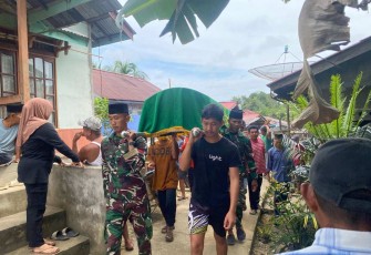 Bantu penguburan warga di perbatasan 