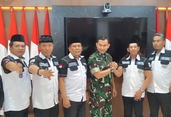 Dandim 0508/Depok, Kolonel Inf Iman Widhiarto salam komando bersama Ketua DPD FORKABI Kota Depok Edi Dadang Candra di Makodim Depok, Senin (24/2)