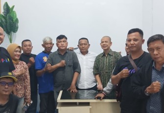 Chairum Lubis SH Didampingi Khairunnas S.Sos Poto Bersama Usai Jumat Barokah di Kantor Pewarta Polrestabes Medan.