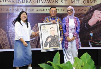 Indra Gunawan mendapatkan cenderamata dalam lepas pamit, Kamis (27/2)