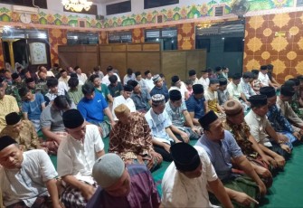 Suasana taraweh bersama di musala Kodim Trenggalek 