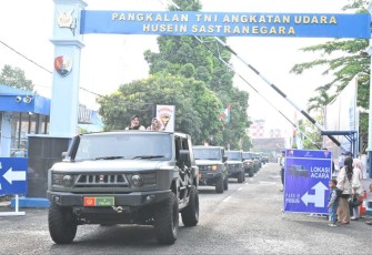 Antusias warga mengikuti kirab rantis maung