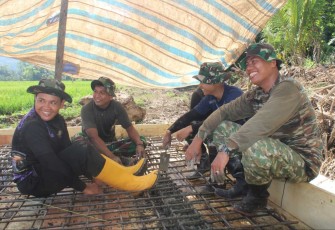 Lepas lelah saat istirahat personel Satgas TMMD Kodim Parepare 