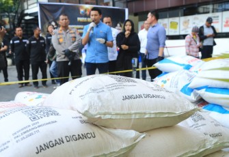 Kabid Humas Polda Jatim Kombes Pol Dirmanto saat konferensi pers, Selasa (4/3)