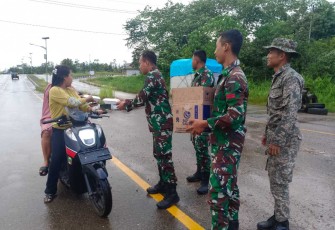 Bagian takjil gratis pengendara di perbatasan 