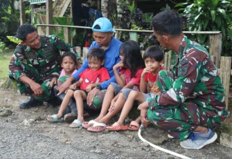 Senda gurau bersama anak-anak di lokasi TMMD 