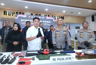 Kapolda Jatim Komjen Pol Imam Sugianto saat konferensi pers, Selasa (11/3)