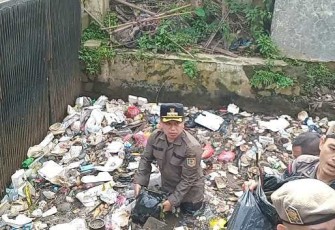 Walikota Depok Supian Suri bersihkan sampah kali cabang tengah depan kantor walikota, Rabu (12/3/25)
