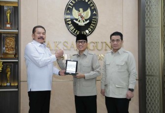 Jaksa Agung RI ST Burhanuddin menerima cenderamata dari Mendes PDT Yandri Susanto di Jakarta, Rabu (12/3)
