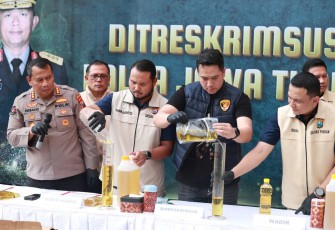 Kabid Humas Polda Jatim Kombes Dirmanto saat memberikan keterangan pers MinyaKita palsu, Rabu (12/3) 