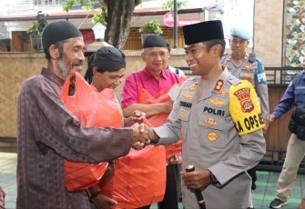Kapolres Karangasem AKBP I Nengah Sadiarta membagikan takjil di masjid An Nur Amlapura
