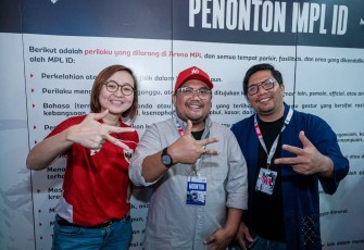 Wamenekraf Irene Umar didampingi Direktur Gim Kemenekraf, Luat S.P Sihombing (pojok,kanan) dan Head of Business Development Moonton Indonesia, Martinus Manurung (tengah), menghadiri turnamen e-sport terbesar di Indonesia MPL Indonesia season 15 di MPL Arena, Jakarta, Sabtu (15/3/25).