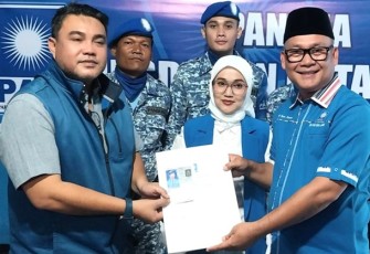 Igun Sumarno menyerahkan formulir pendaftaran calon Ketua DPD PAN Kota Depok, Senin (17/3)