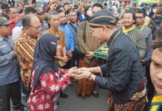 KGPPA Mangkoenagaro X saat memberikan bingkisan ke warga, Senin (17/3)