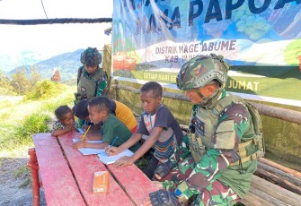 Personil Satgas Yonif 700/Wyc mengajar anak-anak pedalaman Papua