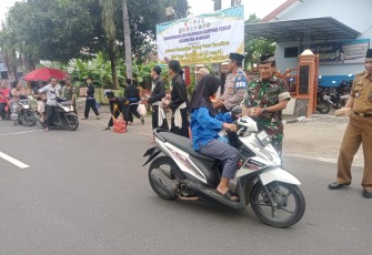 Bagikan takjil pengendara motor 
