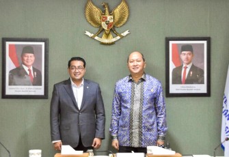 Menekraf Teuku Riefky Harsya bersama Meninves Rosan Roeslani di Jakarta, Selasa (18/3)
