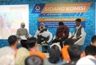 Suasana Sidang Komisi Logistik dan Peralatan yang dibuka oleh Plt. Deputi Bidang Logistik dan Peralatan, Jarwansah, S.Pd, M.A.P, M.M dalam rangka Rapat Koordinasi Nasional Penanggulangan Bencana 2025 di Gedung INA-DRTG, Kabupaten Bogor, Jawa Barat pada Rabu (19/3).
