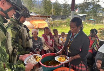 Ibadah Minggu dan makan bersama dengan masyarakat 