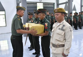 Dandim 0802/Ponorogo Letkol Inf Dwi Soerjono memberikan bingkisan lebaran 