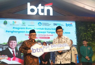 Mendikdasmen Abdul Mu'ti saat menyerahkan secara simbolis kunci rumah bersubsidi untuk guru, Selasa (25/3)