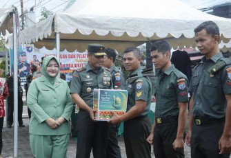 Danrem 121/Abw Brigjen TNI Purnomosidi saat memberikan bingkisan lebaran 