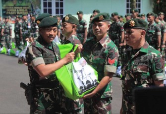 Danmenarmed 2 Kostrad Kolonel Arm Siswo Budiarto menyerahkan bingkisan THR dan Zakat fitrah, Rabu (26/3)