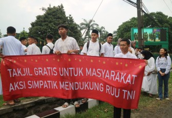 Aksi simpatik mendukung RUU TNI di Malang 
