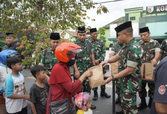 Dandim 0803/Madiun Letkol Kav Widhi Bayu Sudibyo membagikan takjil gratis pengendara motor 