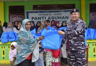 Bhakti TNI AL ke Panti Asuhan Putra Putri Papua Muslim