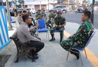 Dandim 0805/Ngawi Letkol Arh Setu Wibowo berbincang dengan Kapolres Ngawi usai berbuka puasa