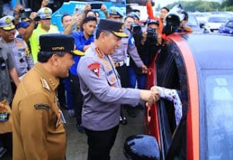 Kapolri Jenderal Listyo Sigit Prabowo menyapa pemudik di tol Kalikangkung, Jum'at (28/3)
