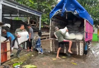 Serda Eden Patriya bantu mobilisasi gabah petani ke truck, Sabtu (5/4)