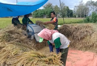 Babinsa Kodim 0802/Ponorogo Bantu dan Sosialisasi Sergab 