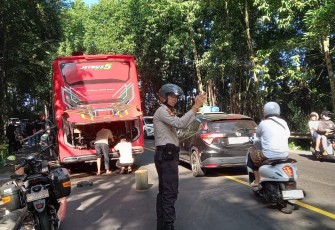 Pos Terpadu Adipura Tabanan Sigap Bantu Bus Mogok Arus Lalu Lintas Kembali Lancar