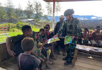 Serda Marwan saat mengedukasi anak-anak di kampung Eronggobak,