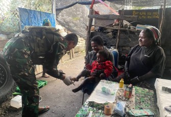 Satgas TNI Tangani Bayi 1 Tahun Yang Kakinya Terkena Api di Honai.