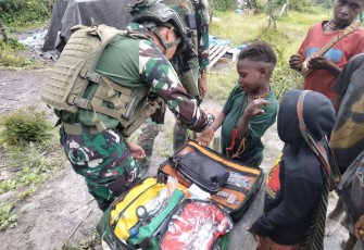 Satgas mengobati luka warga desa