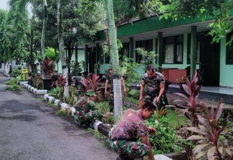 Pembersihan lingkungan di Makodim Trenggalek 