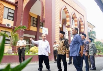 Wamenag Romo H.R. Muhammad Syafi’i saat meninjau kesiapan Asrama Haji Sukolilo, di Surabaya, Jawa Timur
