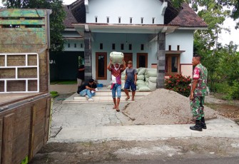 Anggota Koramil 0803-13/Kebonsari Pantau Kegiatan Penyerapan Gabah oleh Perum Bulog