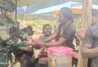 Satgas TNI-Warga Papua Pegunungan Satukan Hati Di Momen Paskah