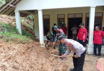 Bersihkan material longsor di wilayah desa binaan 